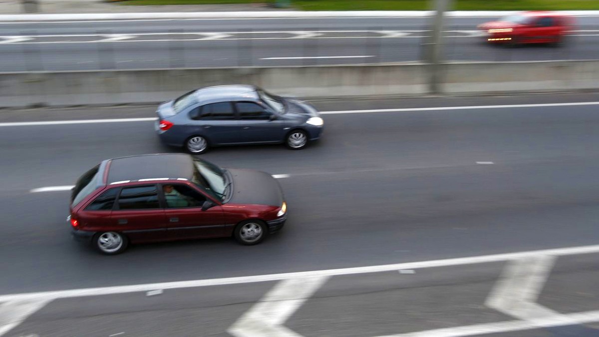 Carros em estrada do Paraná