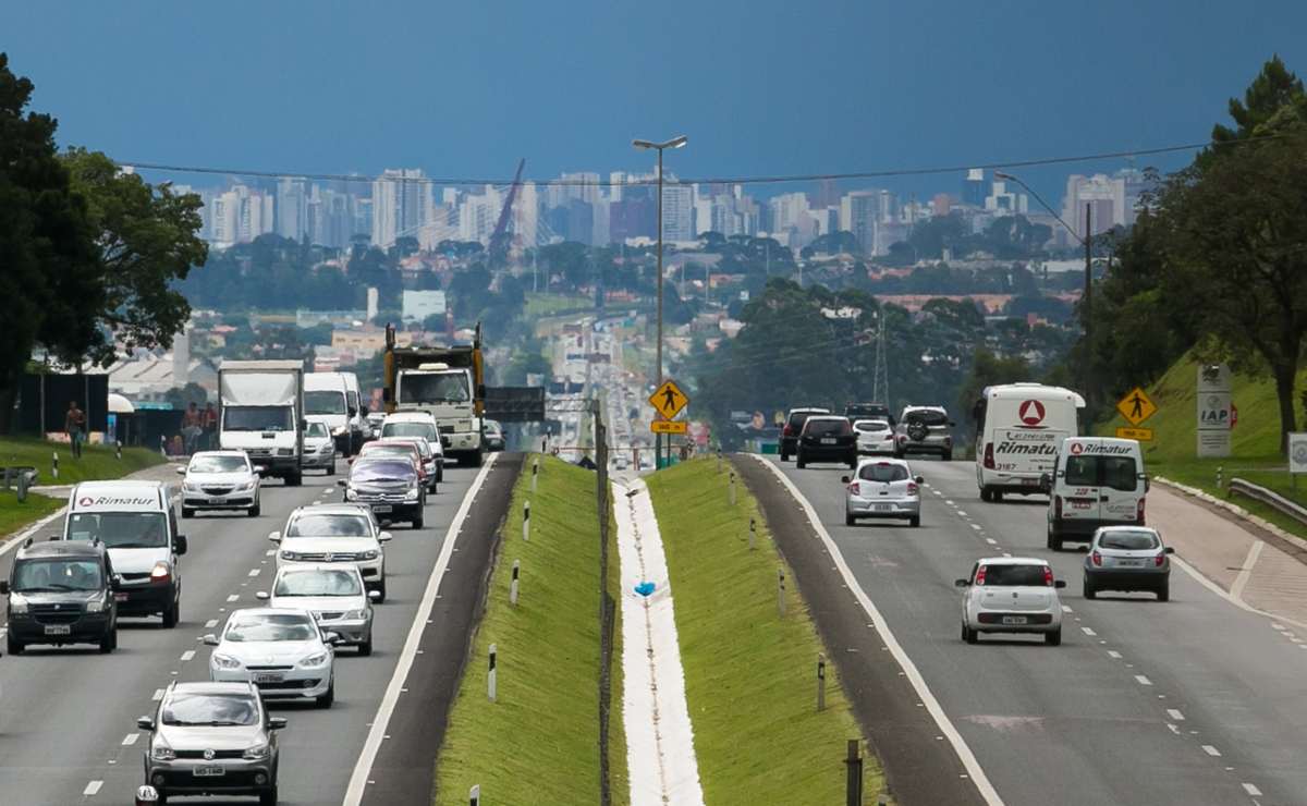 carros circulam na BR-277 sentido Curitiba num dia de céu carregado para chuva