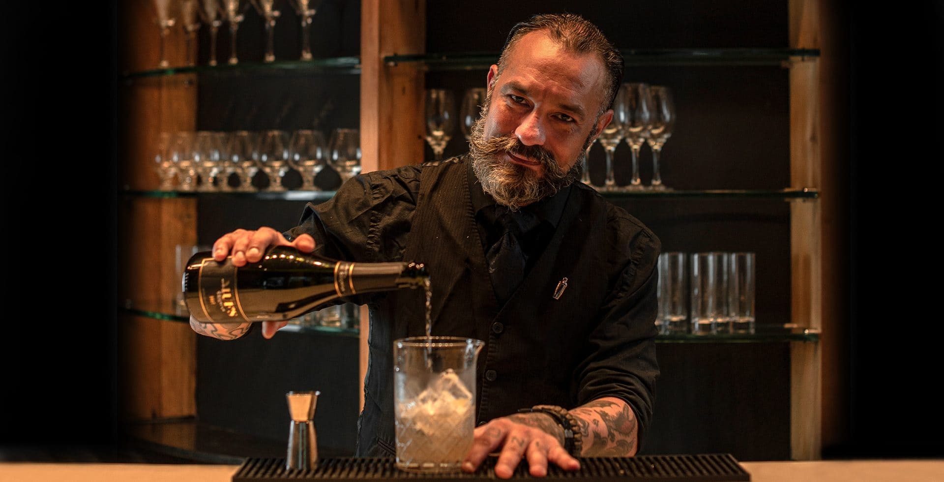 Pra 'começar' o ano, bar secreto de Curitiba promove Réveillon fora de época