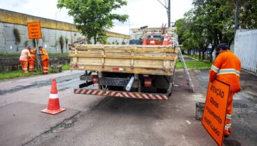 Caminhão da prefeitura de Curitiba realiza obra no Complexo Tarumã
