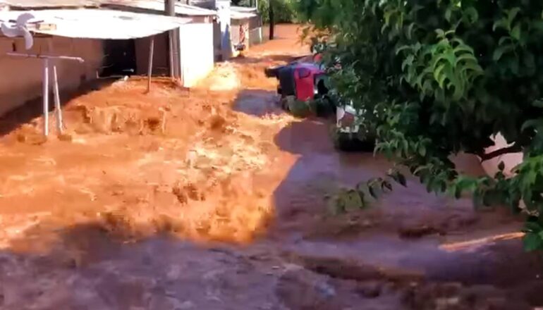 Rio enche, água invade e arrasta tudo em cidade do Paraná.