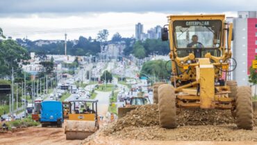 Máquinas na pista em obras da Linha Verde