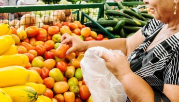 Consumidora escolhe tomates