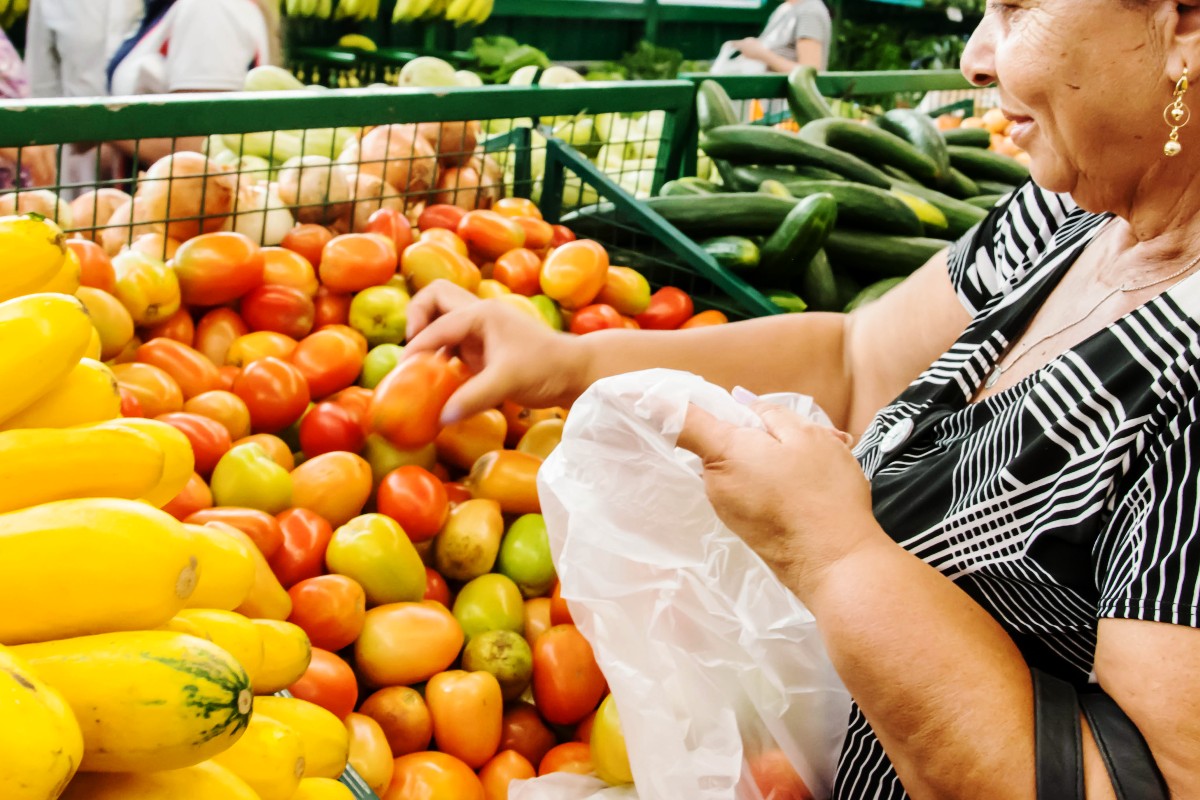 Consumidora escolhe tomates