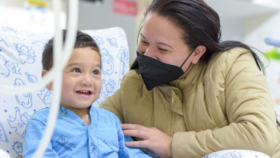 Criança paciente do Hospital Pequeno Principe trata um caso de doença renal crônica