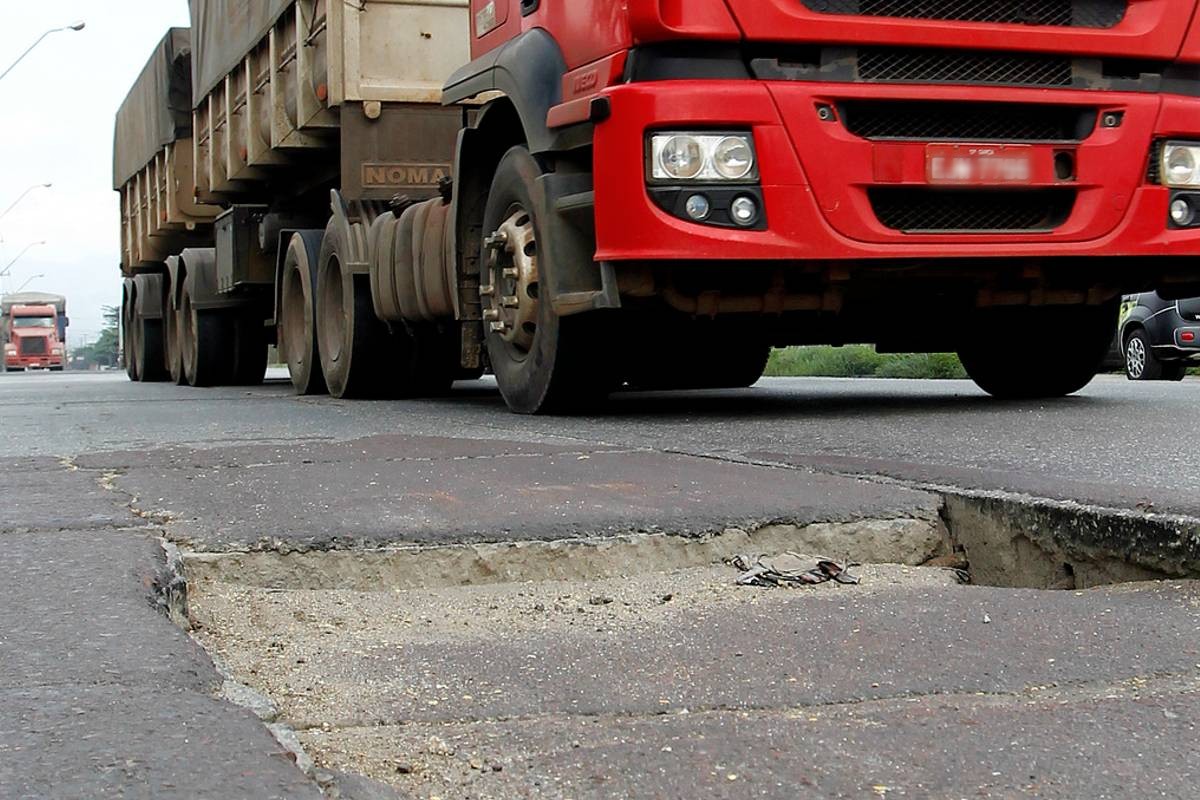 Estrada com buraco no Paraná
