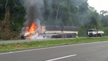 Caminhão pega fogo