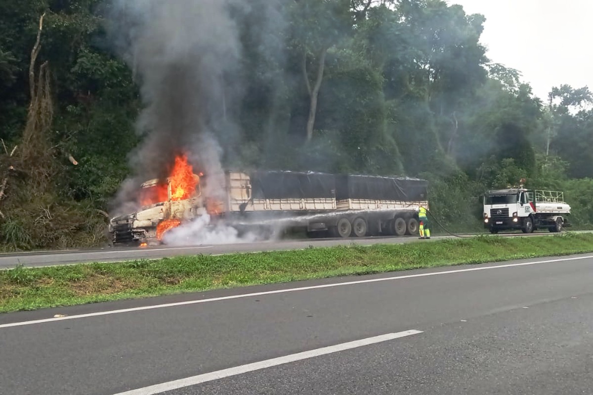 Caminhão pega fogo