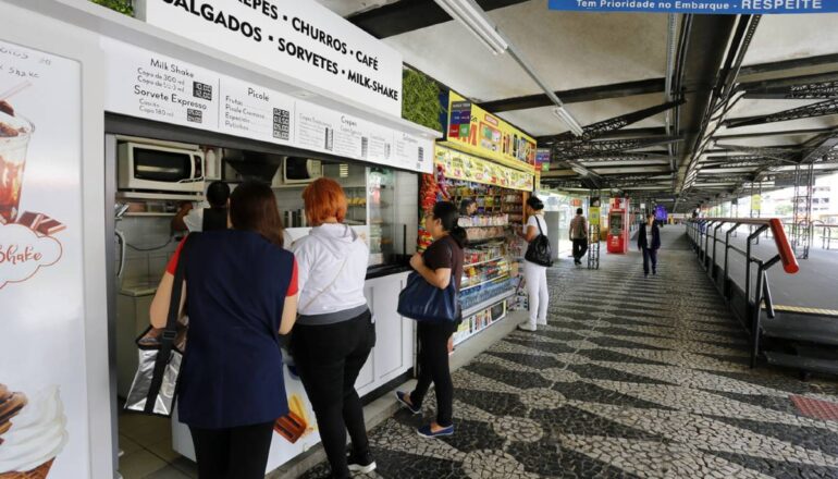 Banca do Irineu vende crepes no terminal do Cabral