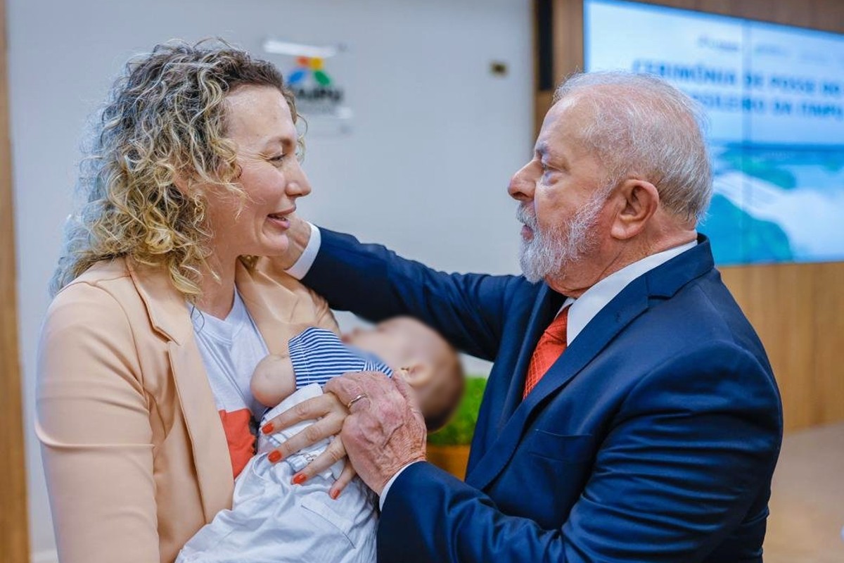 Pâmela Silva, mulher de Marcelo Arruda, com o filho e Lula