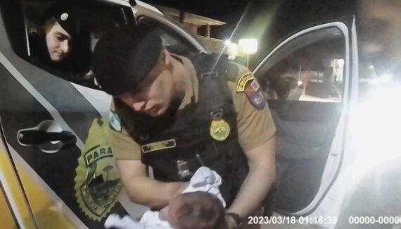 policial do paraná faz manobra para desafogar um bebe