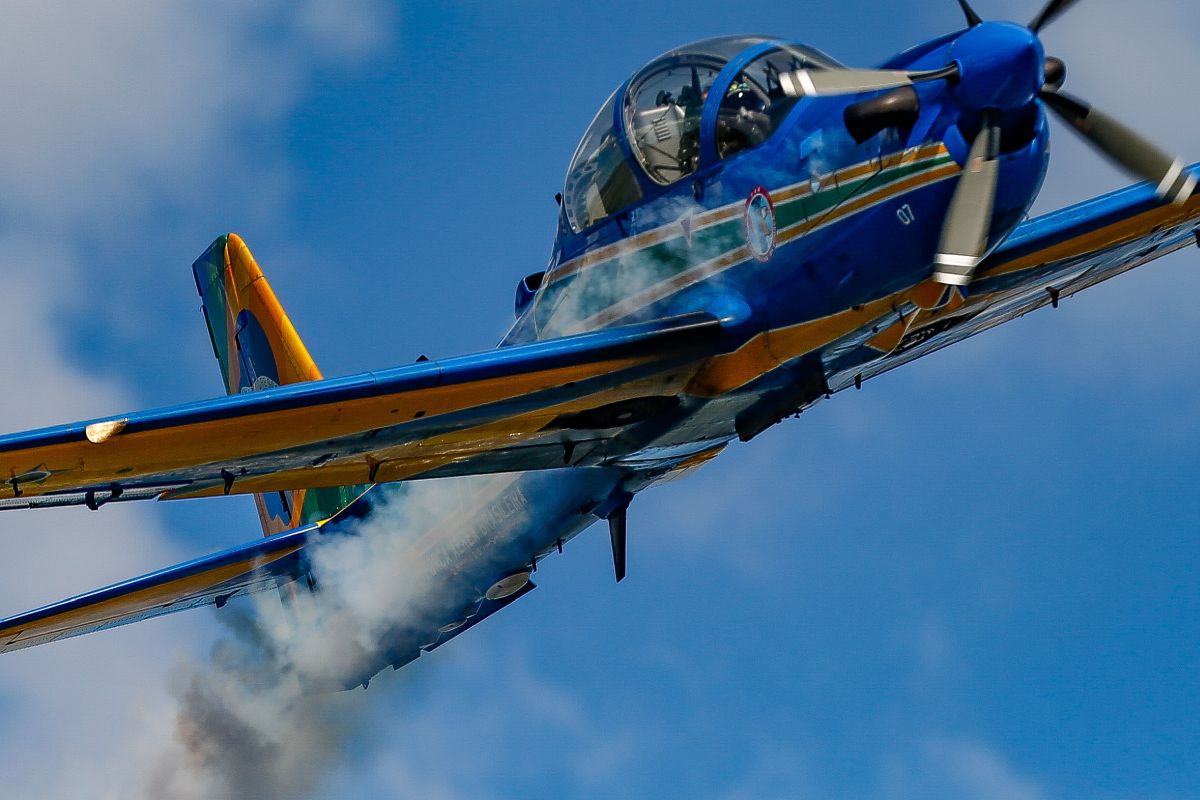 Esquadrilha da fumaça em pinhais do dia 19/03/2023