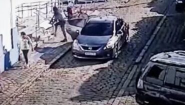 video mostra assaltantes chegando na Caixa de Antonina para assalto.