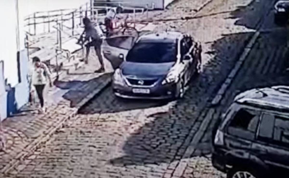 video mostra assaltantes chegando na Caixa de Antonina para assalto.