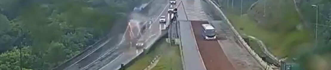 ônibus cheio de passageiros usa área de escape na br-376. Dia estava chuvoso