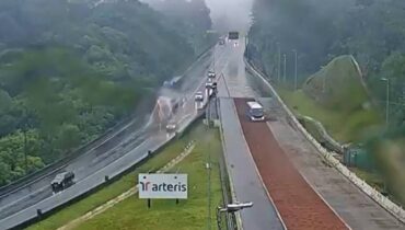 ônibus cheio de passageiros usa área de escape na br-376. Dia estava chuvoso