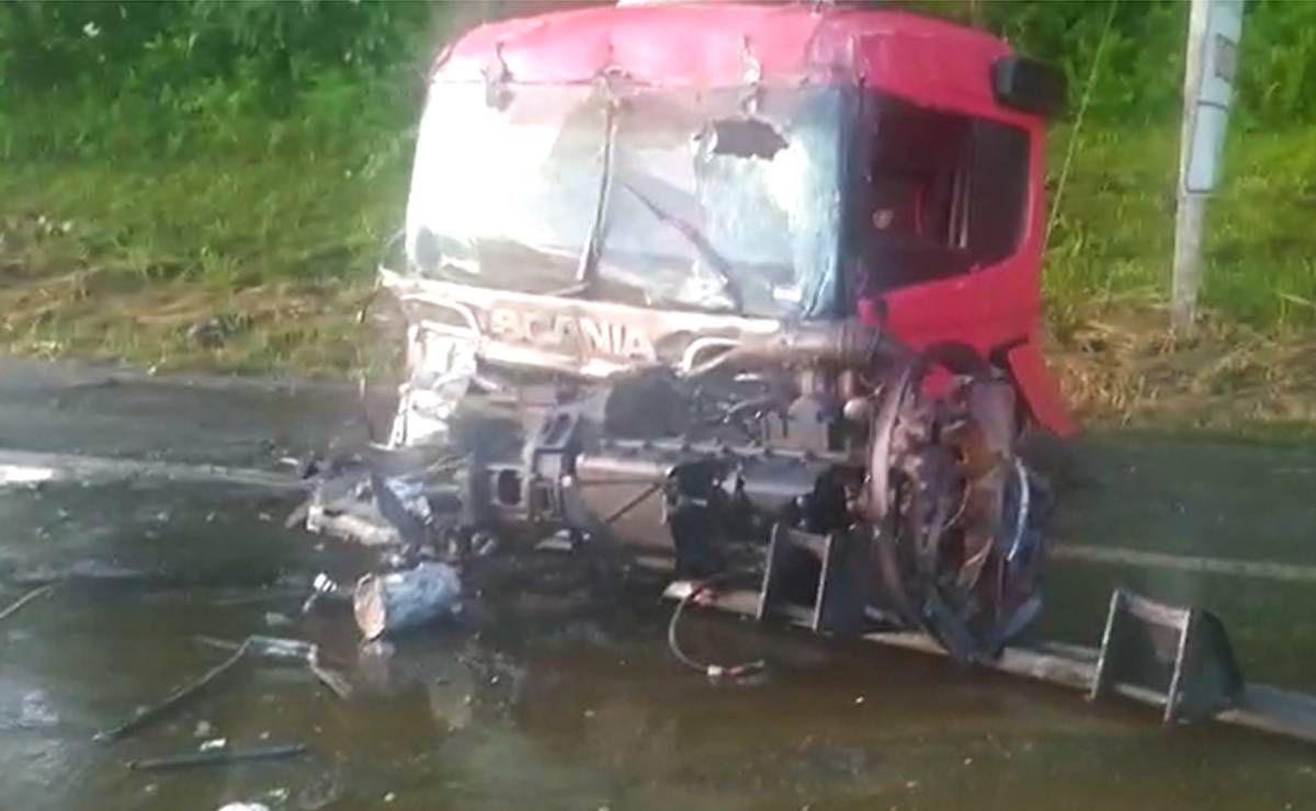 Br 277 Bloqueada Após Tombamento De Caminhão E Vazamento Na Pista