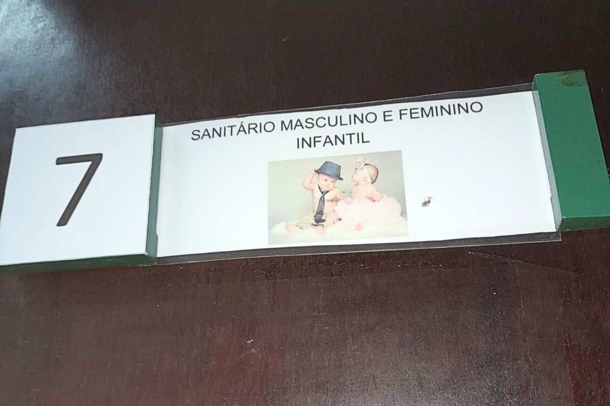 Pais se revoltam com banheiro unissex em CMEI de Curitiba