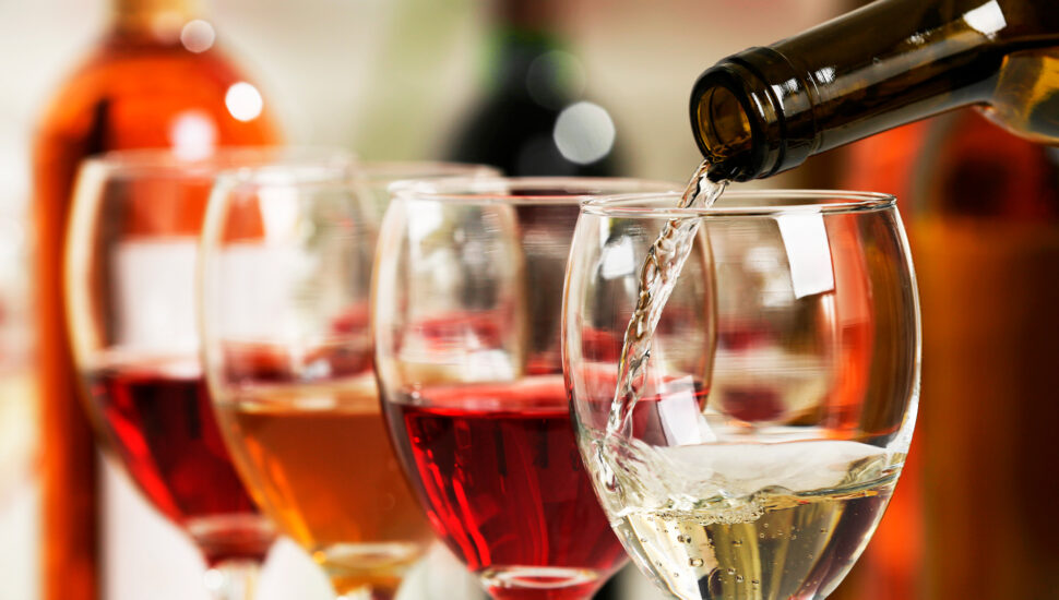 Vinho é uma bebida muito versátil e uma ótima opção para receber as visitas | Foto: Shutterstock
