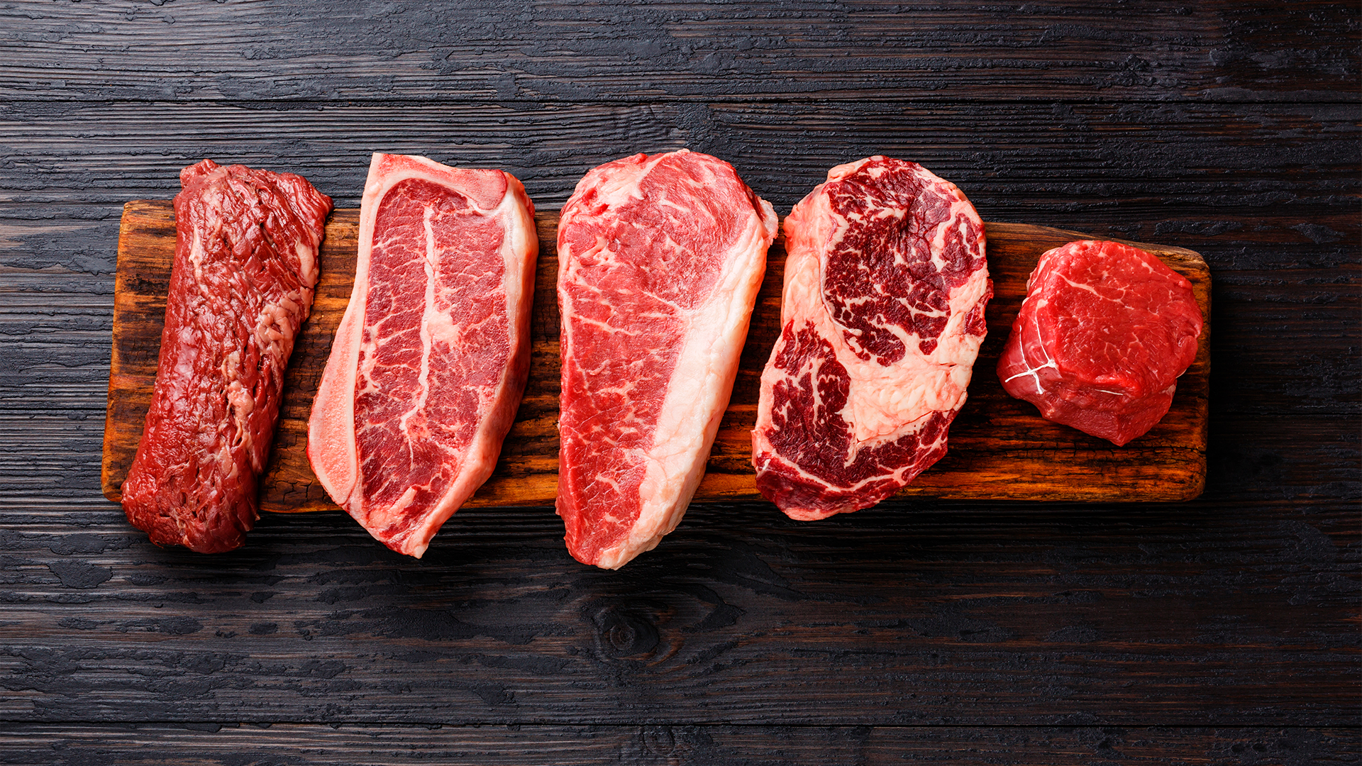 Existem quatro categorias principais de carne: bovina, suína, aves e frutos do mar. São muitas possibilidades de cortes para inovar no cardápio da semana | Foto: Shutterstock