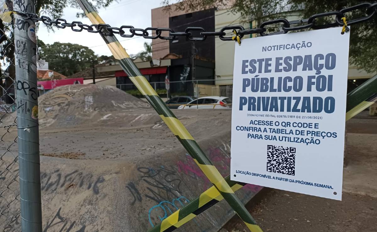 Flagra divulgado na internet mostra a placa informando da privatização da placa. Fake!