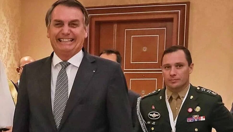 Bolsonaro e Mauro Cid, preso pela Polícia Federal.