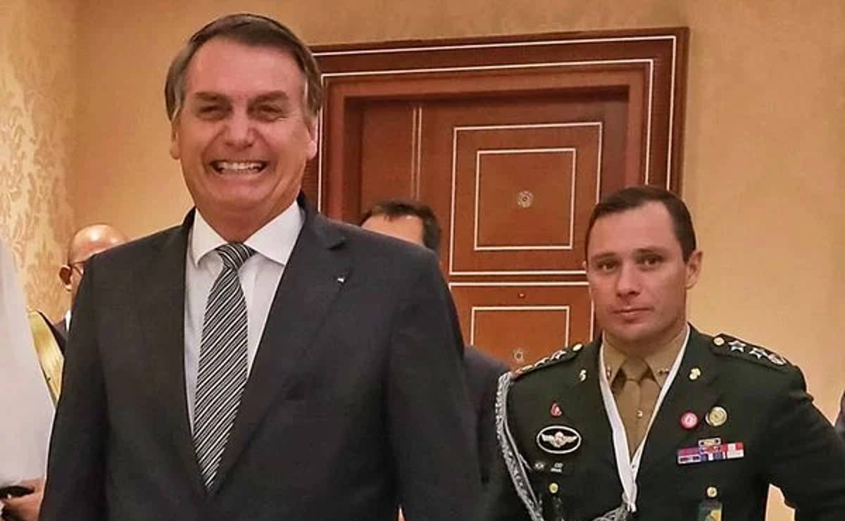 Bolsonaro e Mauro Cid, preso pela Polícia Federal.