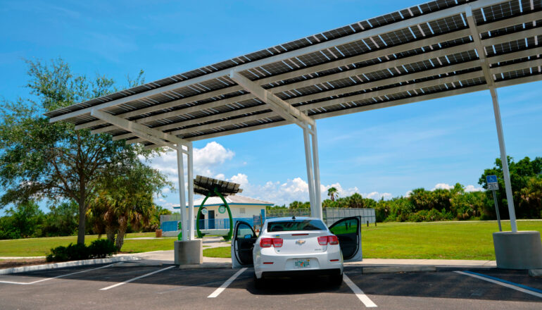 Uma das soluções para uso da energia solar fotovoltaica é como estrutura para garagem | Foto: Shutterstock