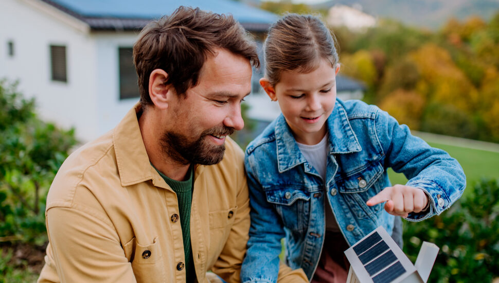 Custos com energia elétrica são uma das principais fontes de gastos de uma família | Foto: Shutterstock