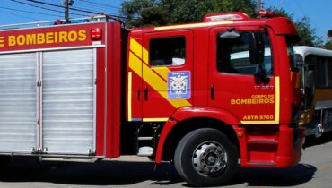 viatura do corpo de bombeiros do Paraná.