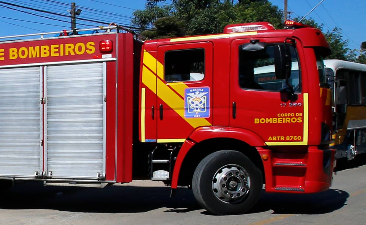 viatura do corpo de bombeiros do Paraná.