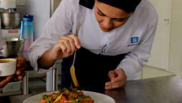 Os cursos modernos de chef de cozinha devem apostar em grades horárias mais práticas e menos teóricas | Foto: Divulgação