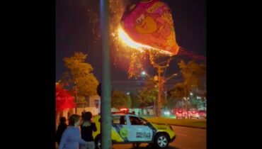 Balão cai em Curitiba e pega fogo