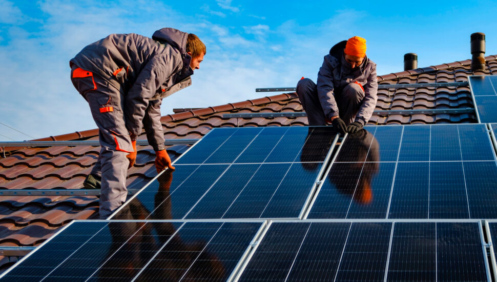 Dê preferência por empresas que estipulam um prazo de dias para desenhar o projeto e instalar a estrutura de placas fotovoltaicas | Foto: Shutterstock