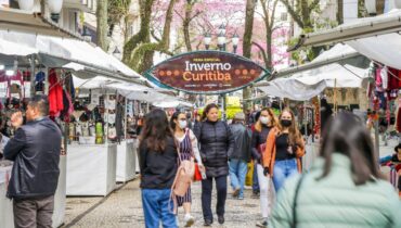 Feira de Inverno em praça de Curitiba