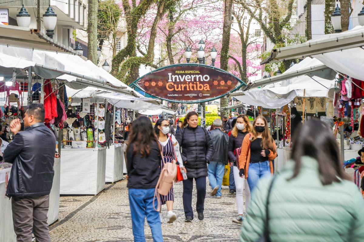 Feira de Inverno em praça de Curitiba