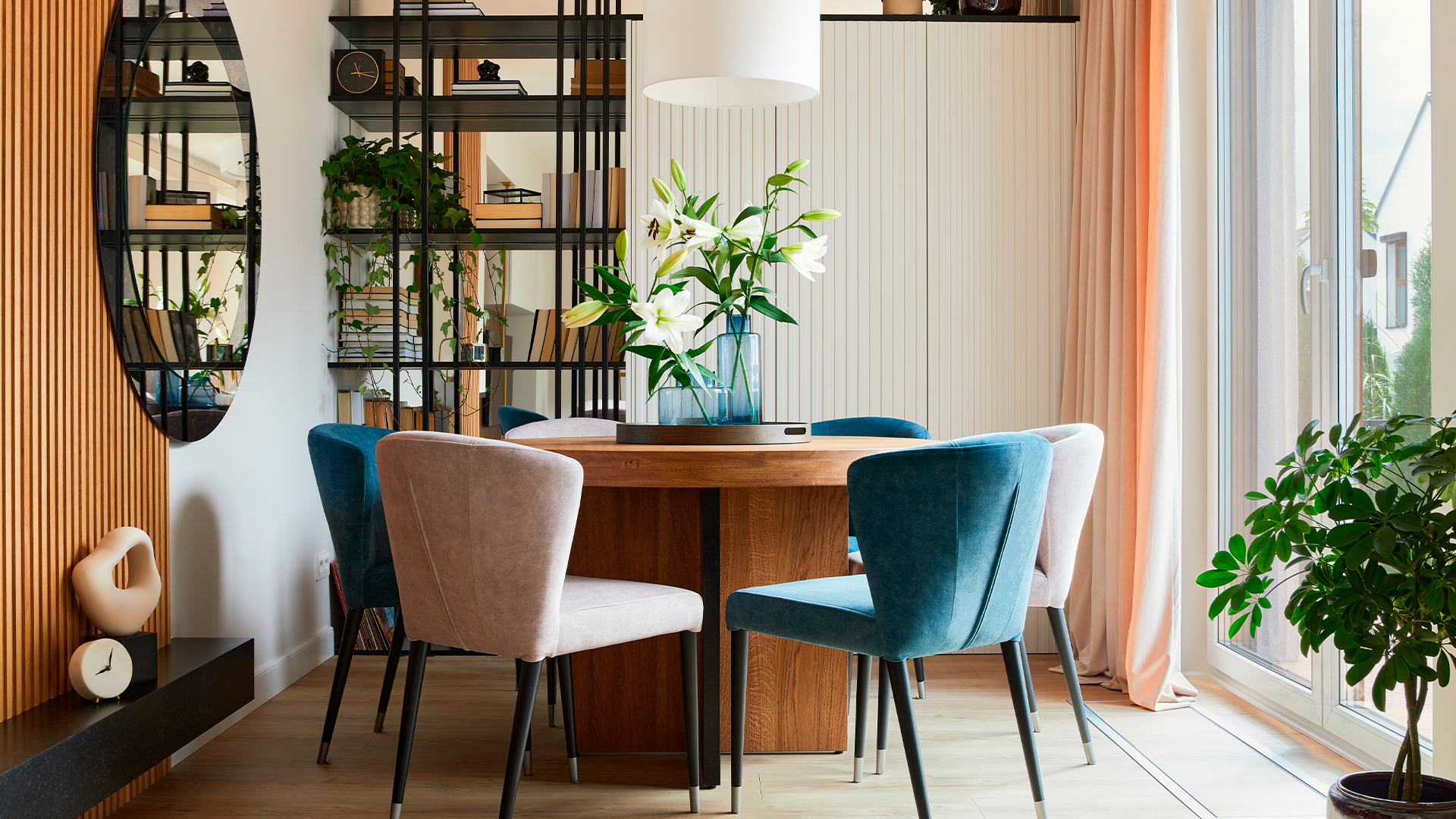 Escolher móveis multifuncionais é uma das dicas de decoração para ambientes pequenos mais populares | Foto: Shutterstock