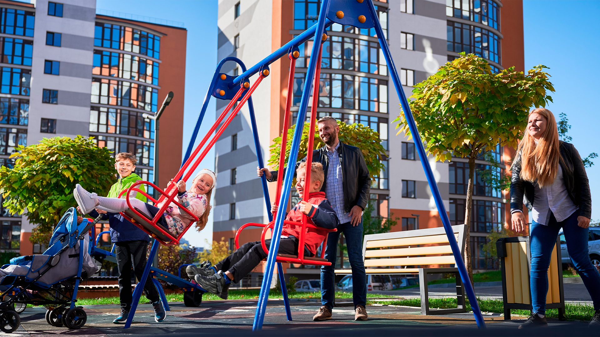 Crianças pequenas também conseguem aproveitar as áreas comuns dos condomínios sem que pais precisem se preocupar | Foto: Shutterstock