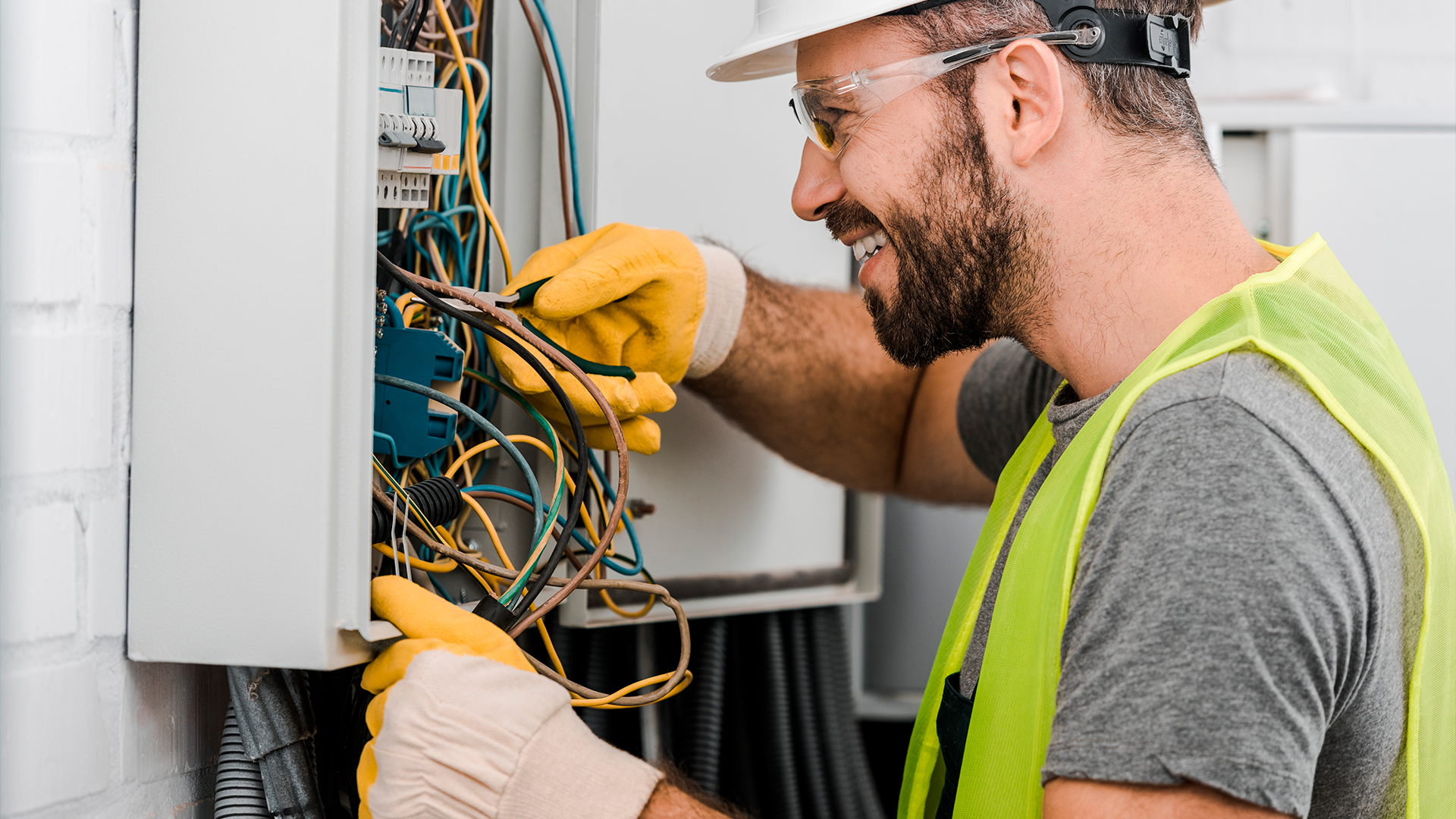 As ferramentas básicas para um eletricista garantem que os serviços sejam entregues com eficiência e agilidade | Foto: Shutterstock