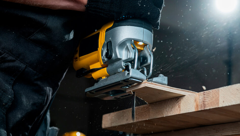 A serra elétrica entrega cortes perfeitos de uma forma rápida | Foto: Shutterstock
