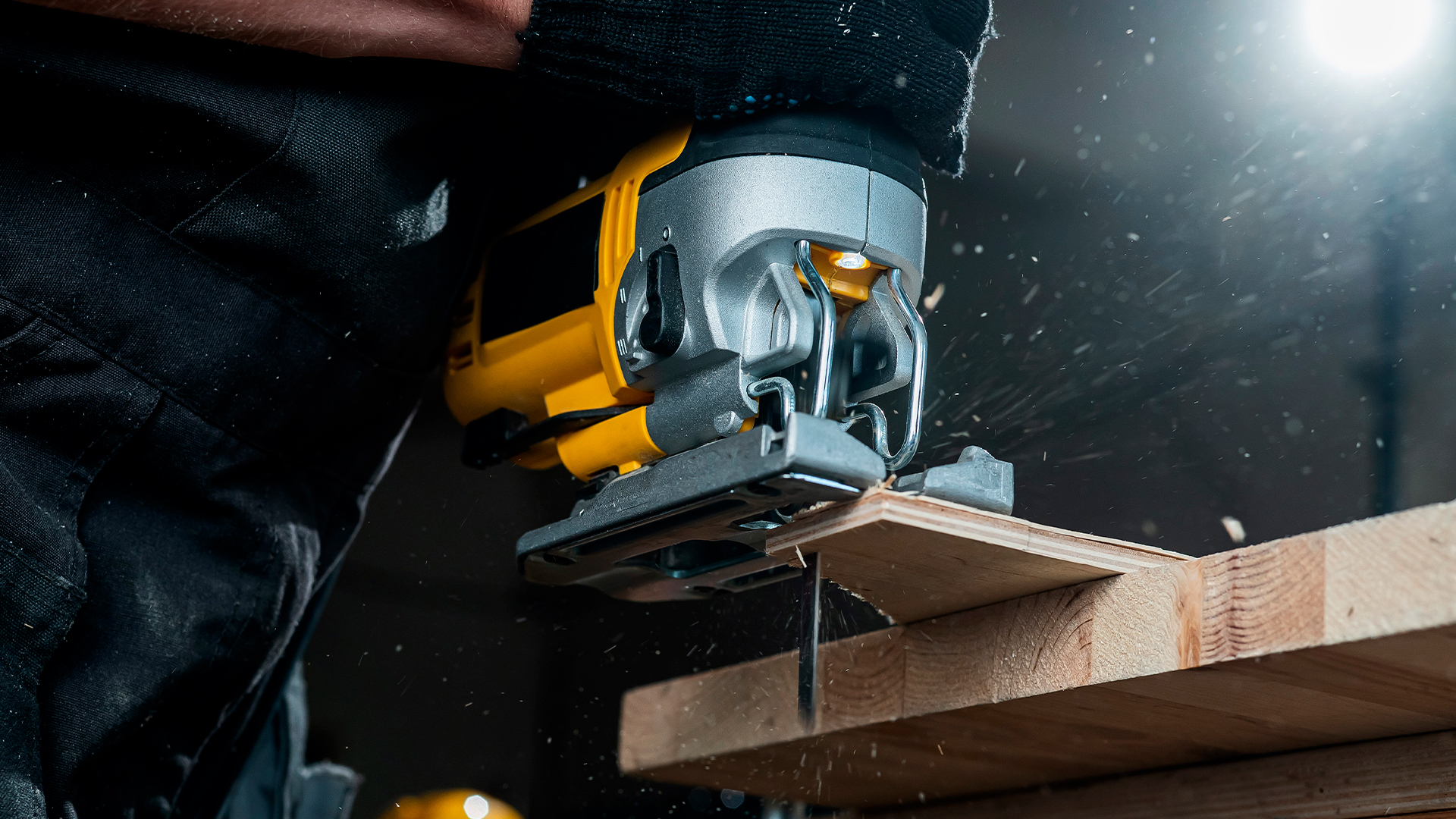 A serra elétrica entrega cortes perfeitos de uma forma rápida | Foto: Shutterstock