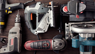 Você ainda encontra utilidade tanto para ferramentas a cabo quanto para ferramentas a bateria em seu ramo profissional | Foto: Shutterstock