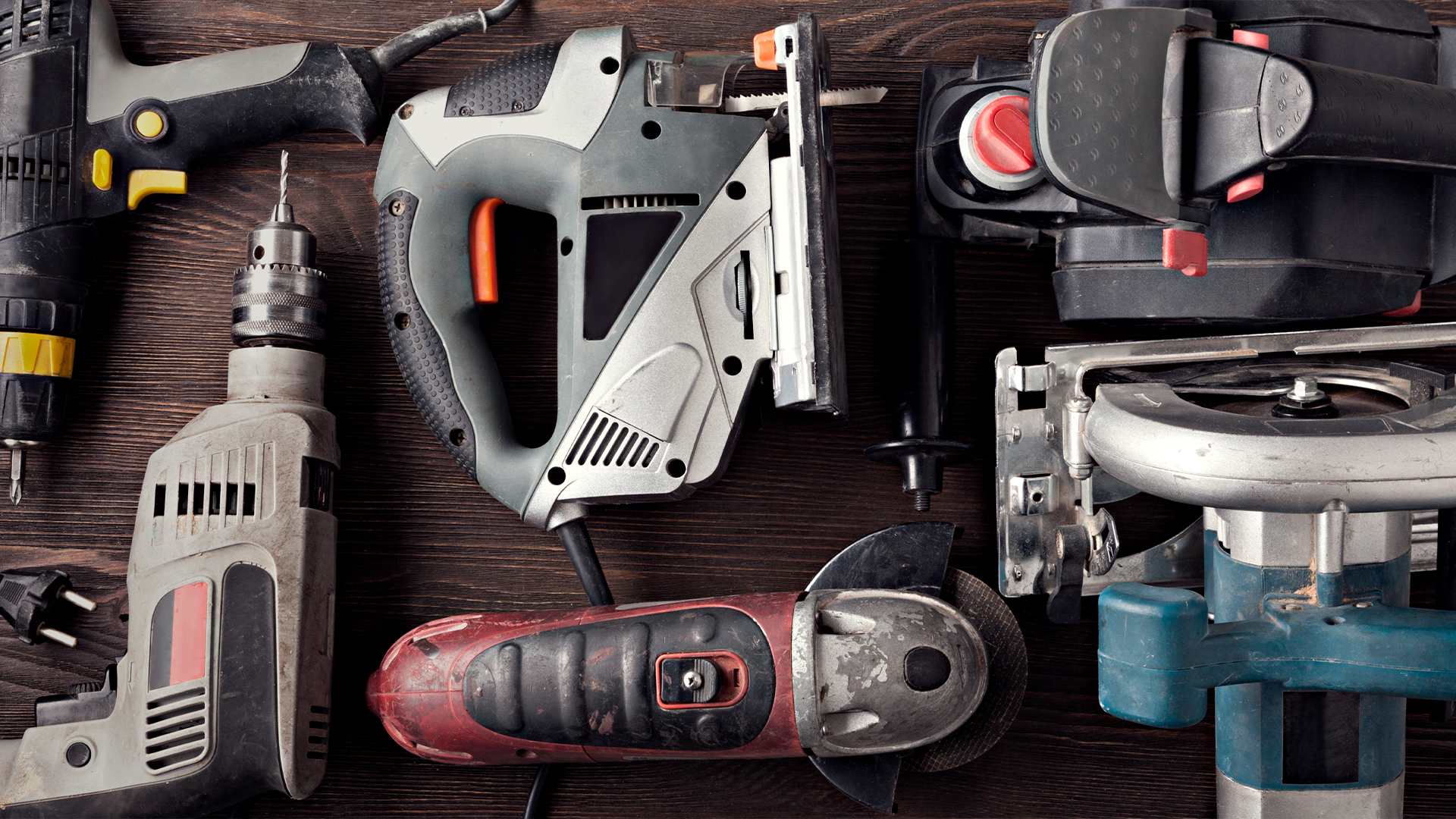 Você ainda encontra utilidade tanto para ferramentas a cabo quanto para ferramentas a bateria em seu ramo profissional | Foto: Shutterstock