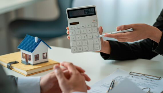Entender como negociar a compra de um imóvel ajuda a garantir descontos e melhores condições de pagamento | Foto: Shutterstock