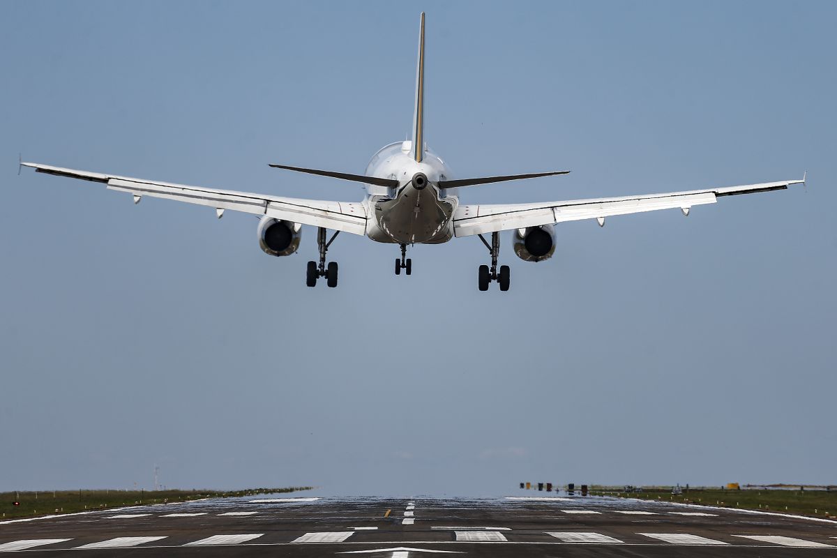 Pista ampliada do aeroporto de Foz do Iguaçu não recebe grandes aviões