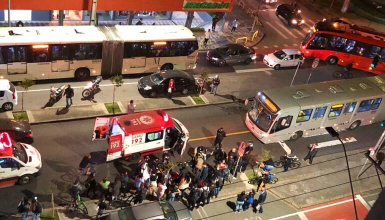Imagem aérea mostra ambulâncias, motociclistas aglomerados e ônibus desviando