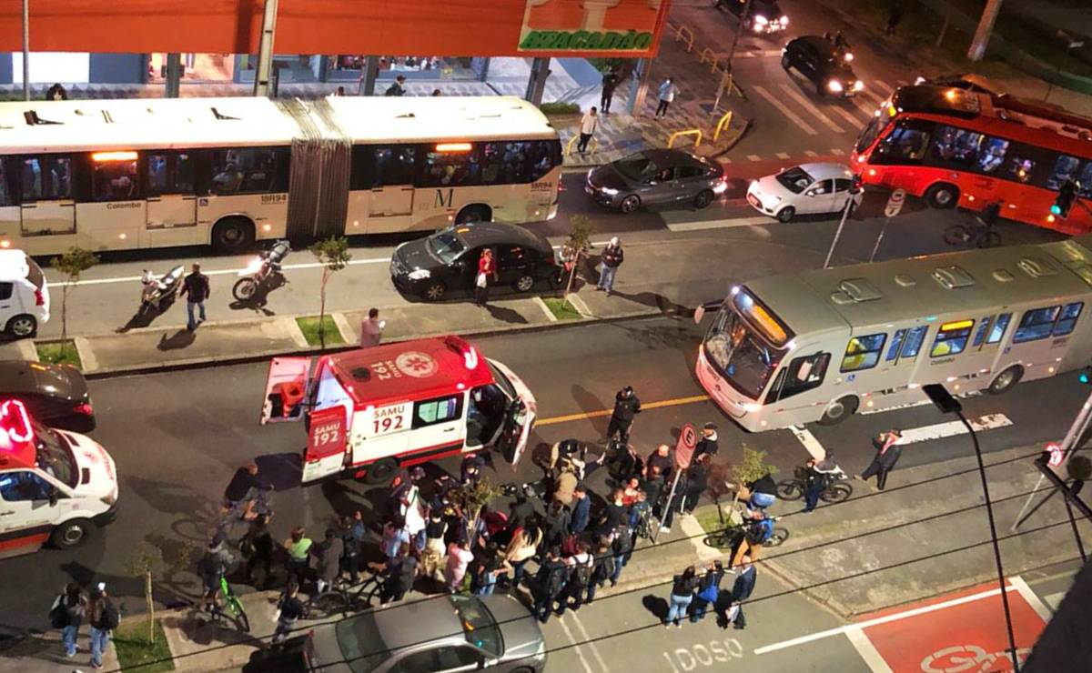 Imagem aérea mostra ambulâncias, motociclistas aglomerados e ônibus desviando