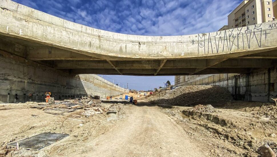 Imagem mostra o andamento da obra gigantesca no trevo do Atuba, em Curitiba