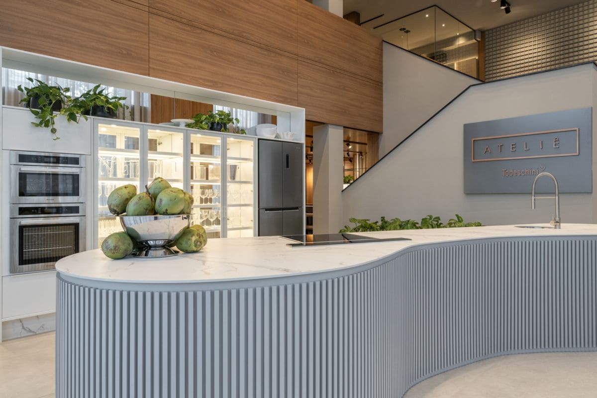 Gigante de móveis inaugura loja em Curitiba