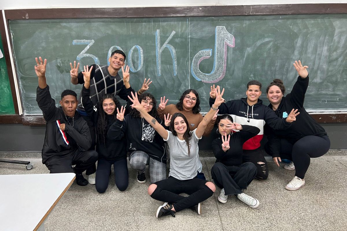 Professora sucesso nas redes sociais em sala de aula